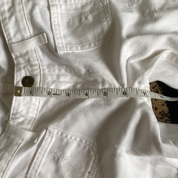 Low-rise White GUESS Jeans with bell bottom! - Picture 9 of 11